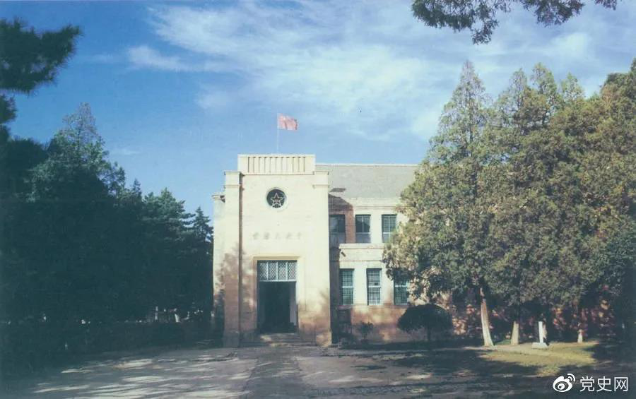 楊家?guī)X革命舊址，位于延安城西北約3公里，是中共中央1938年11月至1947年3月的所在地。